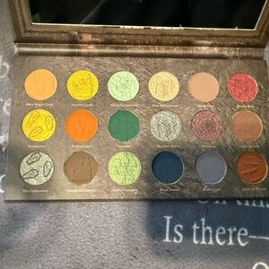 Nomad Eyeshadow Palette with Earthy and Vibrant Tones